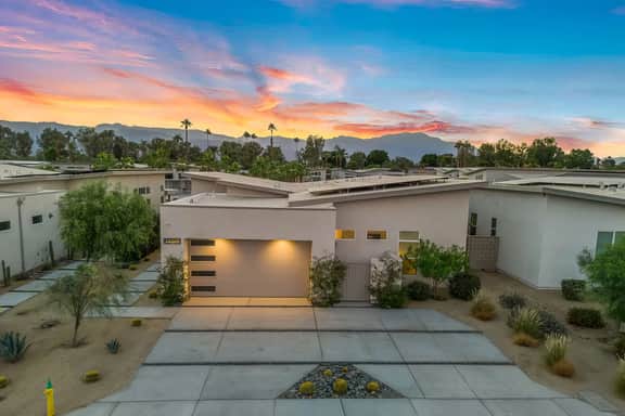 Huntley House' Swanky Desert Modernism