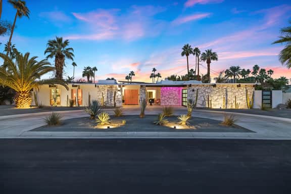 The Beverly' Pool, spa, firepits, putting green!
